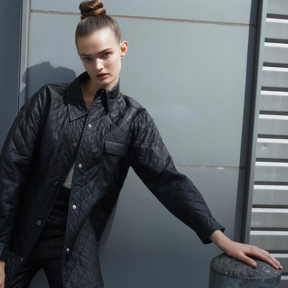 Zara FAUX LEATHER OVERSHIRT
BLACK - REF. 4387/323
Size 
M